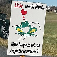 Schild mit der Aufschrift "Liebe macht blind"